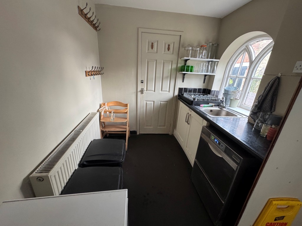 Lot: 46 - PERIOD COMMERCIAL AND RESIDENTIAL HIGH STREET INVESTMENT - Shop - ground floor kitchen